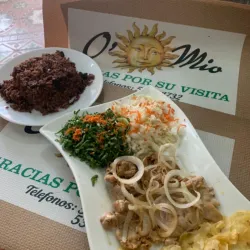 Bistec de pollo encebollado