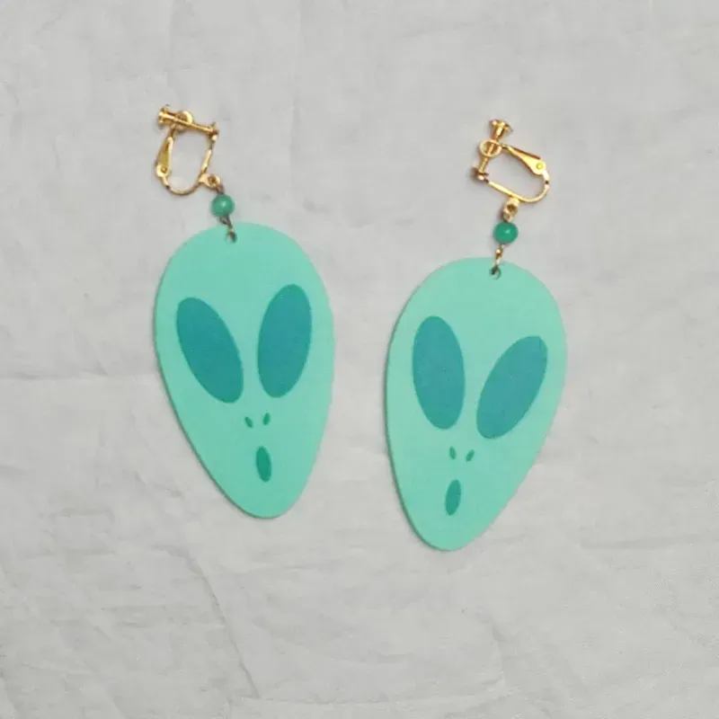 🛸 Aretes de Momo (Dandadan)