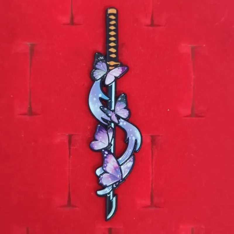 🦋 Pin katana negra Shinobu (Kimetsu no Yaiba)
