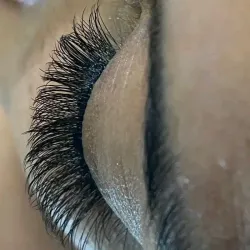 Retiro de Extensiones de Pestañas 