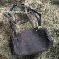 Cartera simulando un estampado de mezclilla