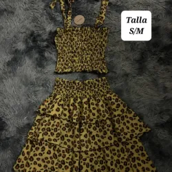 Conjunto de saya corta y blusa