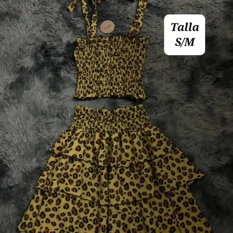 Conjunto de saya corta y blusa