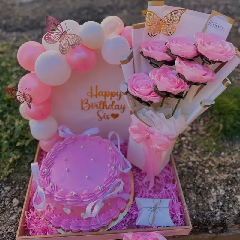 Bandeja con rosas y cake 