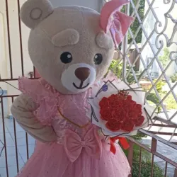 Osa amorosa con rosas