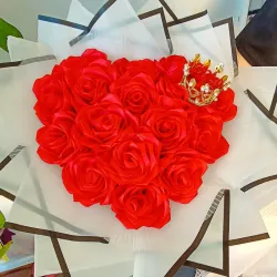 Ramo en forma de corazón de 16 rosas eternas 