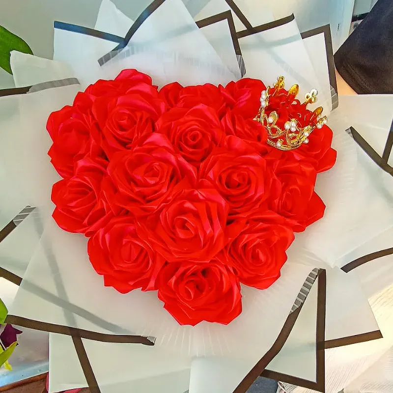 Ramo en forma de corazón de 16 rosas eternas