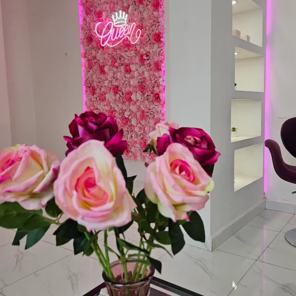 ¡Bienvenido a Queen Estética Glam!
En nuestra Tienda, encontrarás una selección única de productos de belleza para el cuidado de la piel, maquillaje, perfumería y accesorios esenciales.