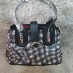 Bolso negro con perlas