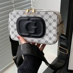 Cartera blanca y negra 