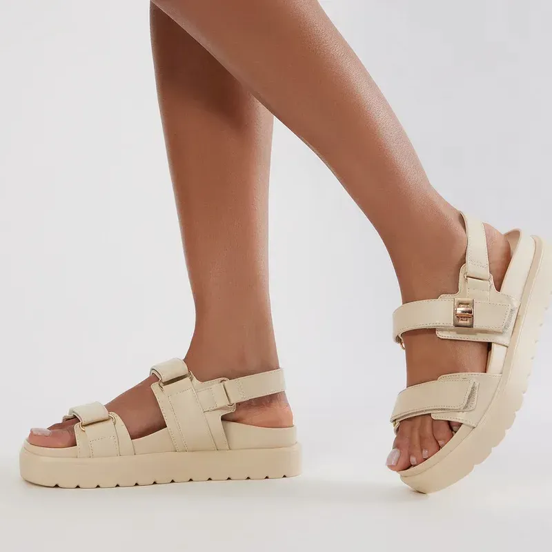 Sandalias beige 