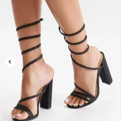 Tacones negros