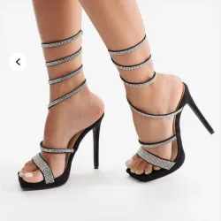 Tacones negros y plateados