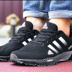Zapatillas Adidas negras y blancas 