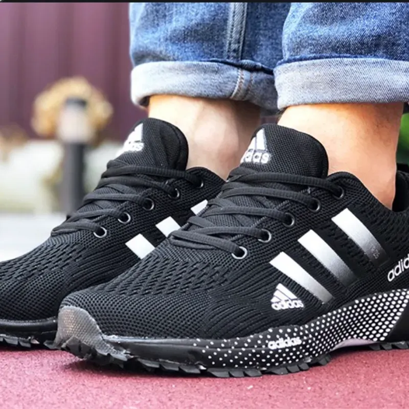 Zapatillas Adidas negras y blancas 