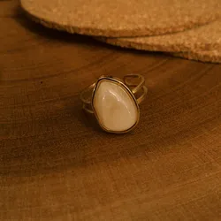 Anillo dorado con piedra rosa