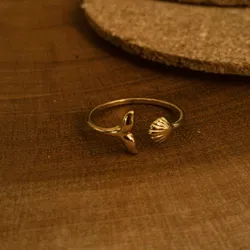 Anillo dorado de cola