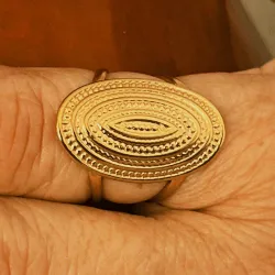Anillo dorado ovalado con relieve