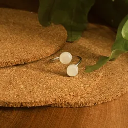 Anillo plateado blanco