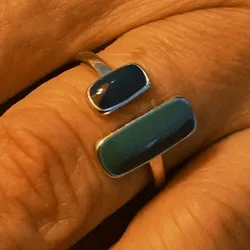 Anillo plateado con terminación verde y azul