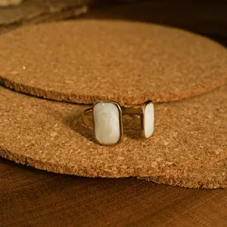 Anillo plateado de cuadrados blancos