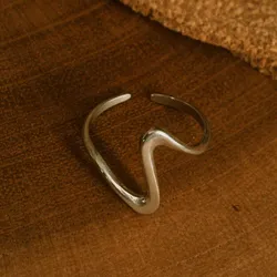 Anillo plateado de ondas