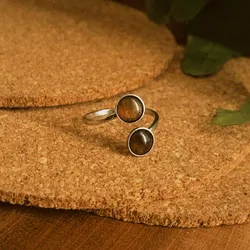 Anillo plateado marrón