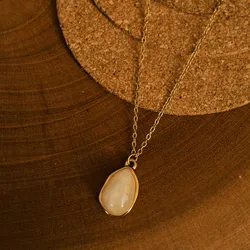 Cadena dorada de piedra rosada