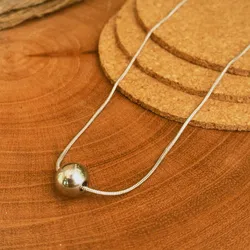 Cadena plateada con bola