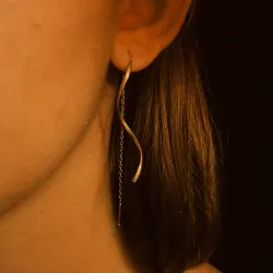 Pendientes dorados colgantes