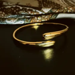 Pulsera dorada de gota