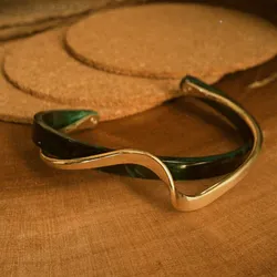 Pulsera dorada y verde