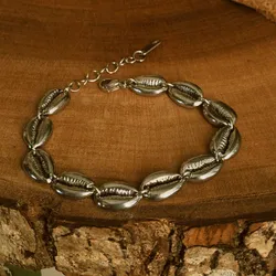 Pulsera plateada de caracoles