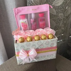 Caja con bombones y set de 3 piezas
