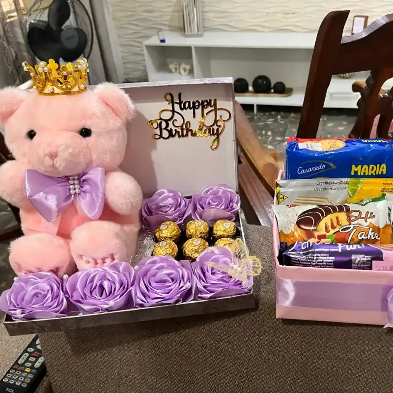 Caja mediana con peluche, bombones y confituras 