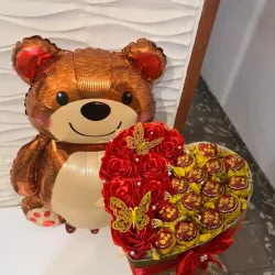Cajas de regalo en forma de corazón con globo