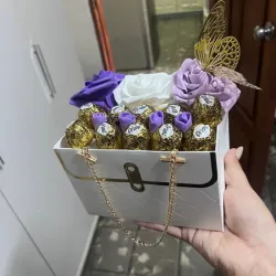 Cajita en forma de cartera con flores artificiales con bombones 