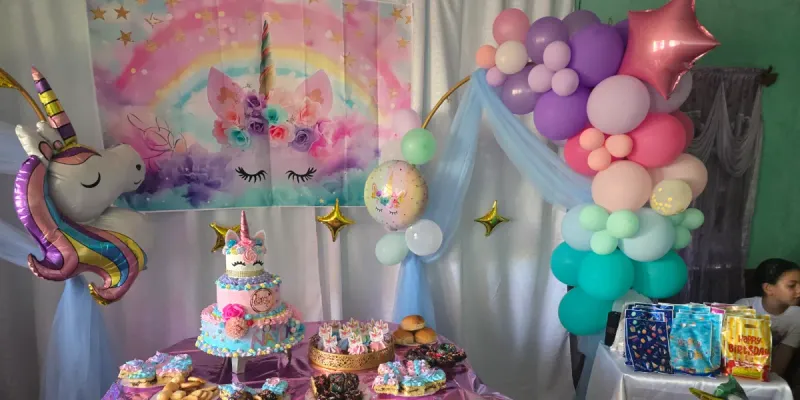 Decoración de cumpleaños sencilla con la temática de su preferencia 