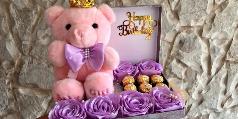 Caja mediana con peluche y bombones