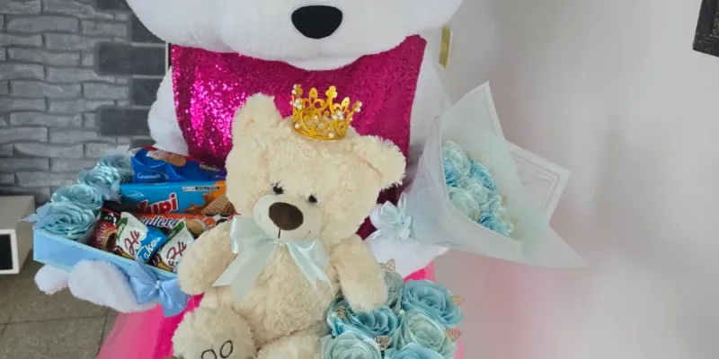 Animación de la osita Luna con 3 regalos 