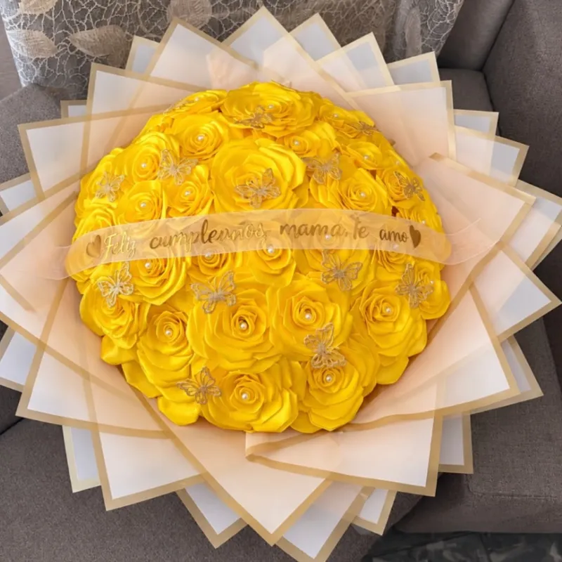 Ramo buchon de flores eternas en forma de corazón