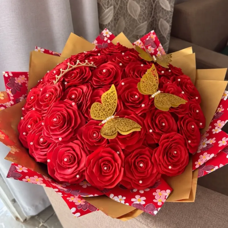 Ramo buchon de flores eternas en forma de corazón