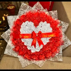 Ramo buchon de flores eternas en forma de corazón