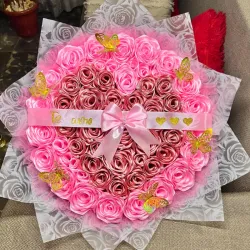 Ramo buchon de flores eternas en rosado en forma de corazón 