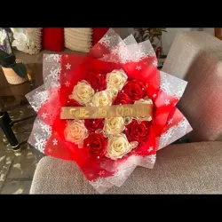 Ramo de rosas eternas con letreros 