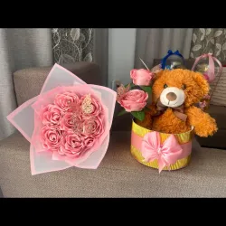  Caja de regalo con peluche y ramo de flores 