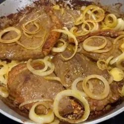 Bisteces de cerdo encebollados