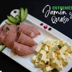 Entremés de jamón y queso
