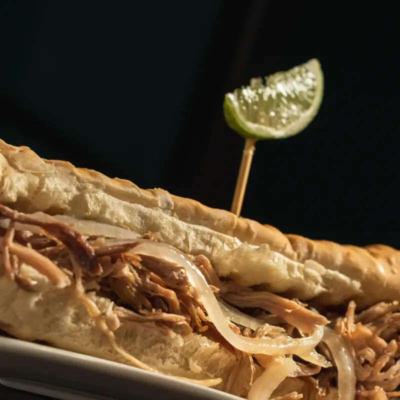 Pan con lechón asado