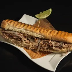 Pan con lechón asado